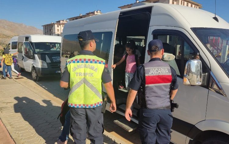 Adıyaman'da öğrenci servislerine Jandarma denetimi 1 01rrGGk3T948U5 |