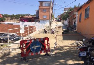 ALTYAPI ÇALIŞMASI SIRASINDA BOZULAN YOLLAR ONARILIYOR 2 hamdibey mahallesi 2 e1535714804799 |