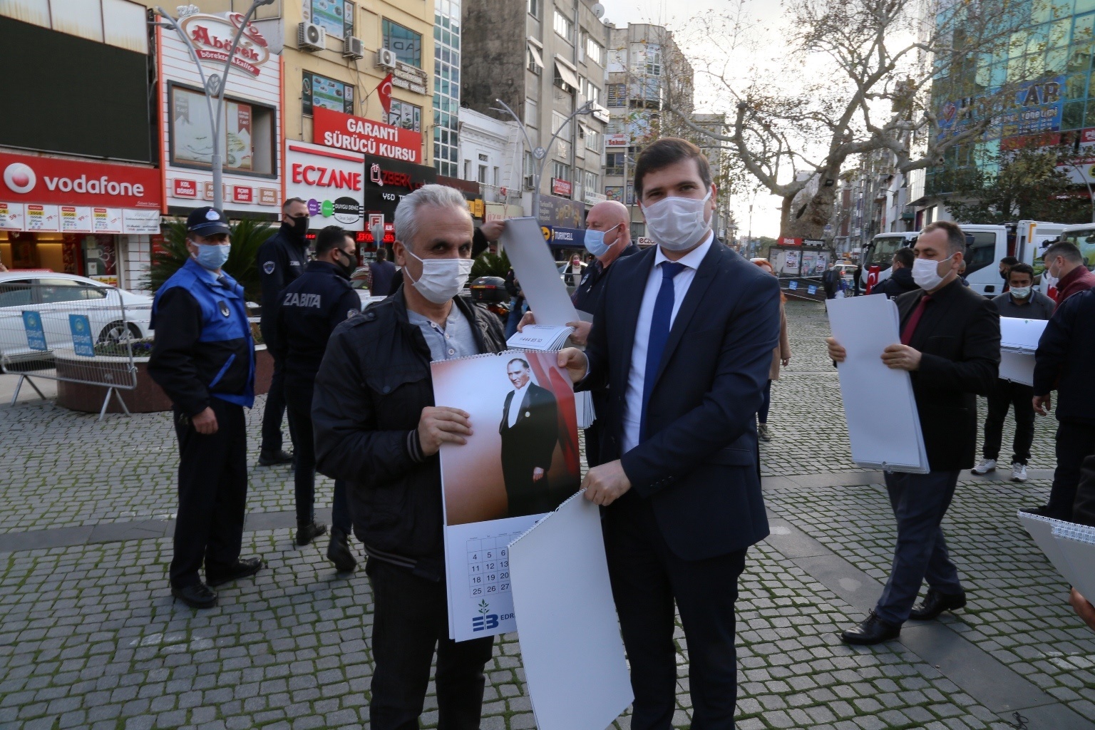 EDREMİT BELEDİYESİ’NDEN ATATÜRK’LÜ TAKVİMLER 5 edremit bld Ataturklu takvimler 1 |
