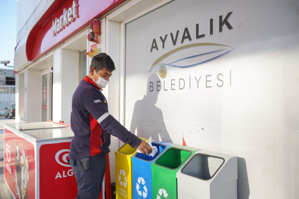 AYVALIK BELEDIYESI AKARYAKIT ISTASYONUNA SIFIR ATIK BELGESI 1 |