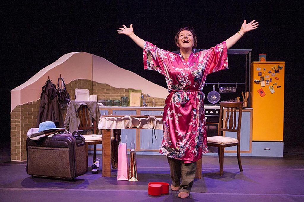 KADIN OYUNLARI FESTIVALI SUMRU YAVRUCUKUN SHIRLEY OYUNUYLA PERDE DIYECEK 2 |