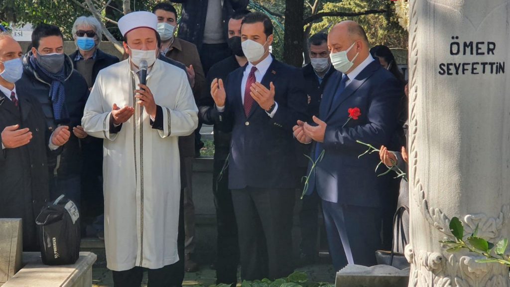 OMER SEYFETTIN MEZARI BASINDA ANILDI |