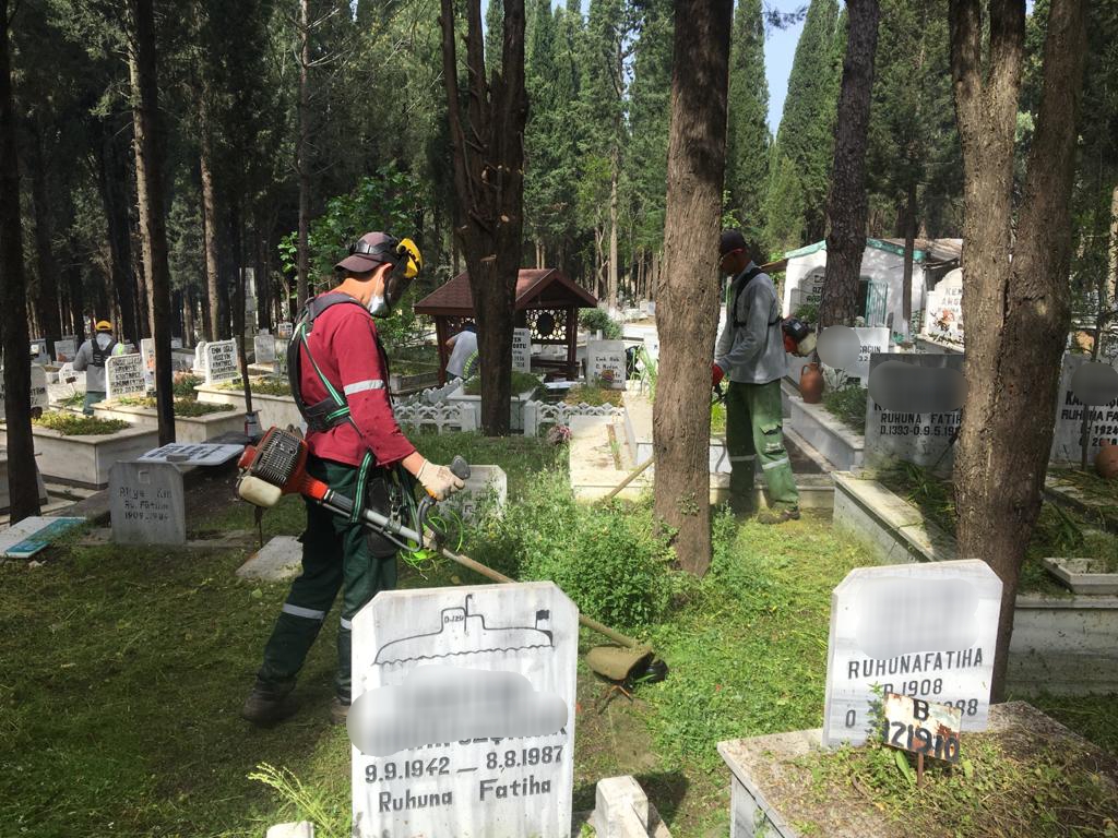 AYVALIKTA MEZARLIKLAR BAYRAM SONRASINA HAZIRLANDI 1 |