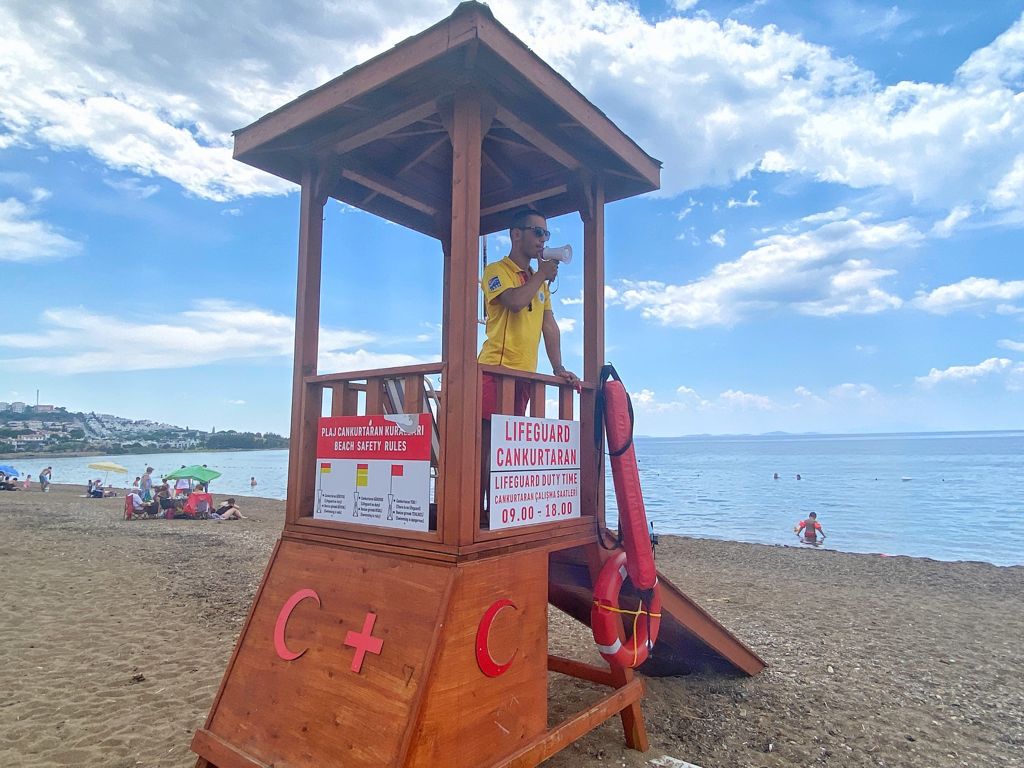 BURHANIYE SAHILLERINDE CANKURTARANLAR GOREVE BASLADI 7 |