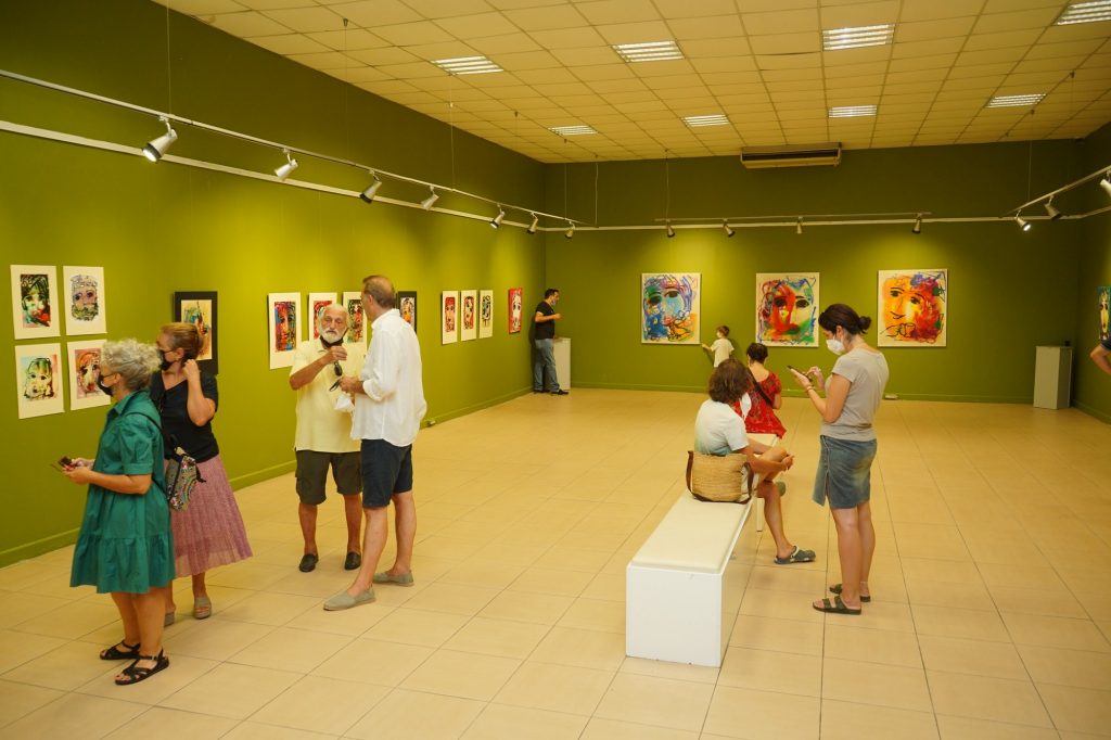 CANAN BAYRAKTARIN RESIM SERGISI SANATSEVERLERLE BULUSTU 4 |