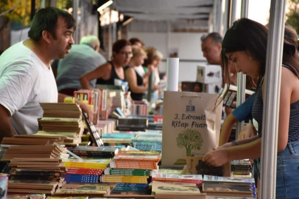 Edremit Kitap Fuari arsiv foto 3 |