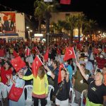 COŞKULU KALABALIKTAN DEV KORO 2 Coskulu Kalabaliktan Dev Koro 1 |