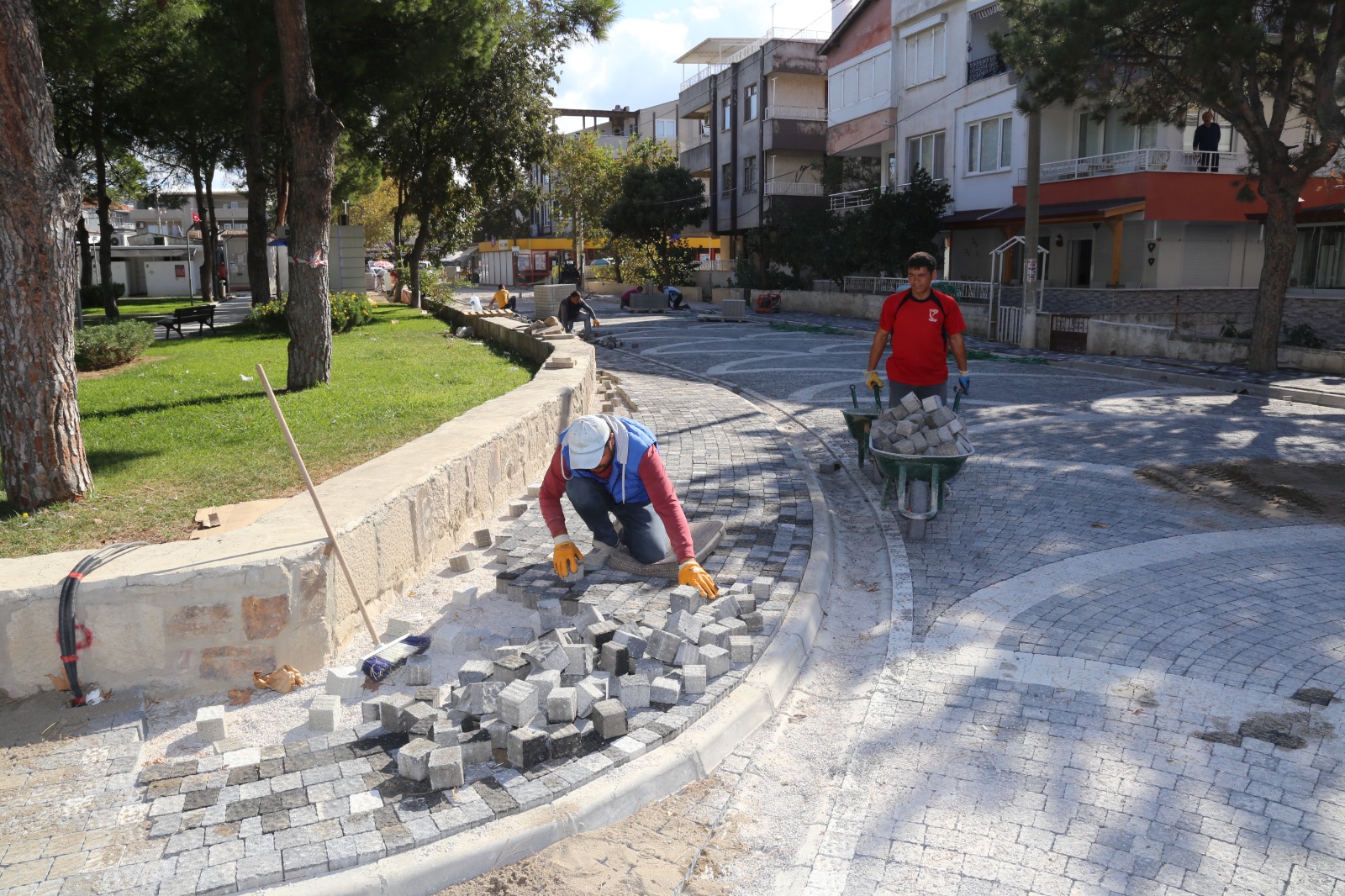 OGRETMENLER MAHALLESINDEKI YOLLAR YENILENIYOR |