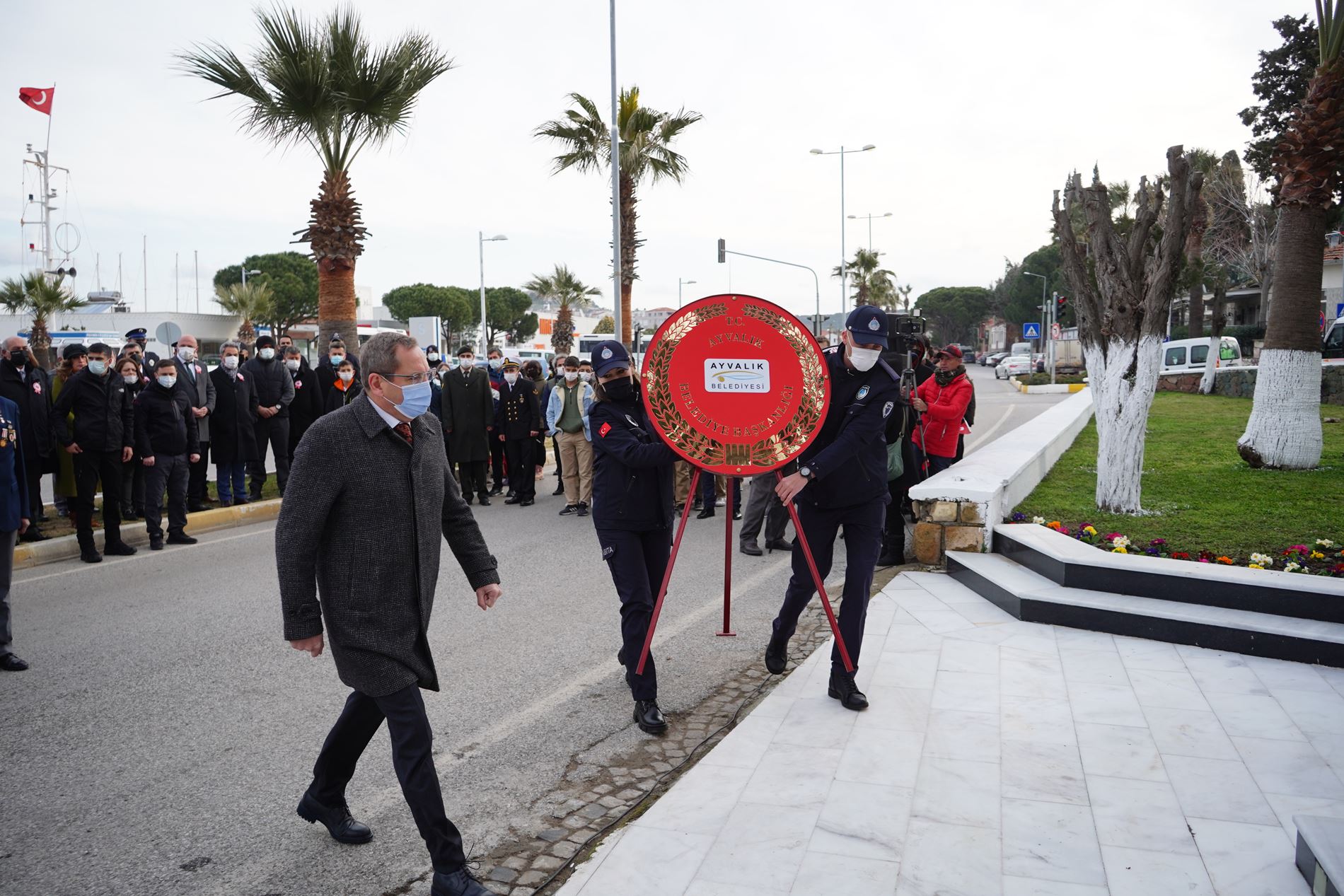 CANAKKALE SEHITLERI ICIN AYVALIKTA ANMA TORENI 11 |