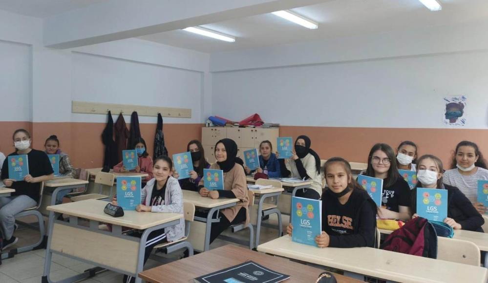 Milli Eğitim Bakanlığınca hazırlanan yardımcı kaynaklar 8. Ve 12. Sınıf öğrencilerine dağıtıldı 2 AW618478 02 |