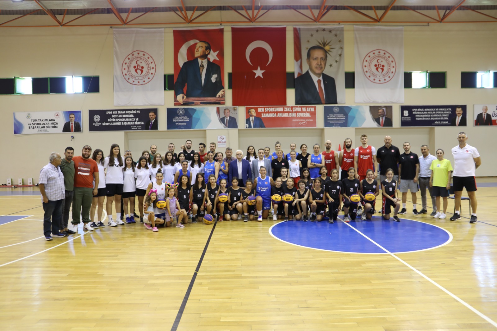 MILLI TAKIM KAMPTA ZIYARET EDILDI |