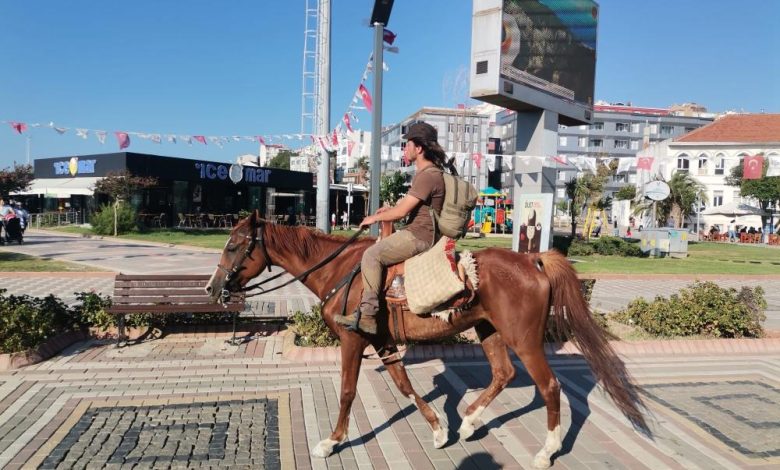 Savaşlara dikkat çekmek için atıyla yollara düştü 1 AW696358 02 |