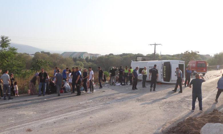 Kepsut'ta midibüs devrildi 1 AW700096 04 |