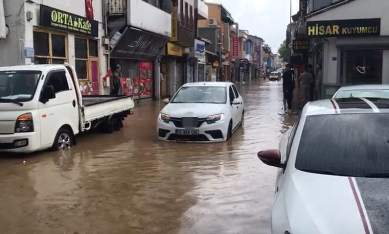 Mudanya'da sel arabaları sürükledi, karayla deniz birleşti 1 AW702133 16 |