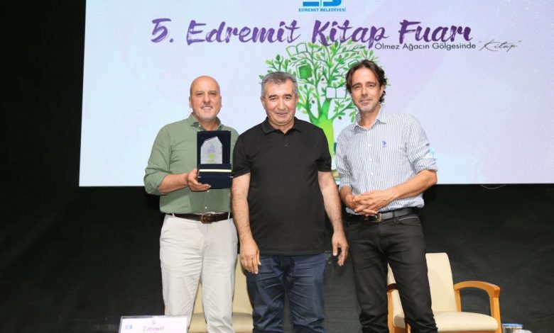 5. Edremit Kitap Fuarı’nda son gün… IŞIL IŞIK FUARA DAMGASINI VURDU 1 kitap fuari 8 |