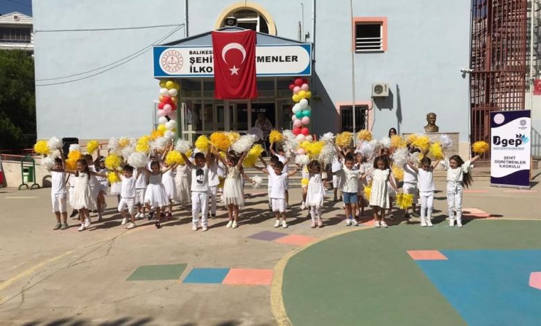 Edremit’te ilköğretim haftası kutlama programı yapıldı 1 AW714178 04 |