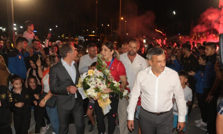Dünya şampiyonu güreşçi, memleketinde coşkuyla karşılandı 1 AW714716 07 |
