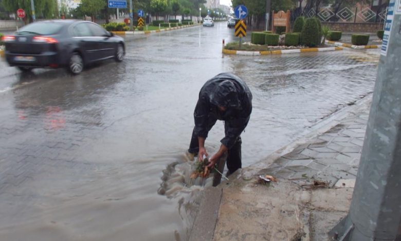 Burhaniye’ de yağmur yolları göle çevirdi 1 AW722930 01 |