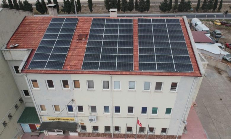 Okulun çatısına GES kurdular, elektrik satarak laboratuvar yaptılar 1 AW726628 01 |