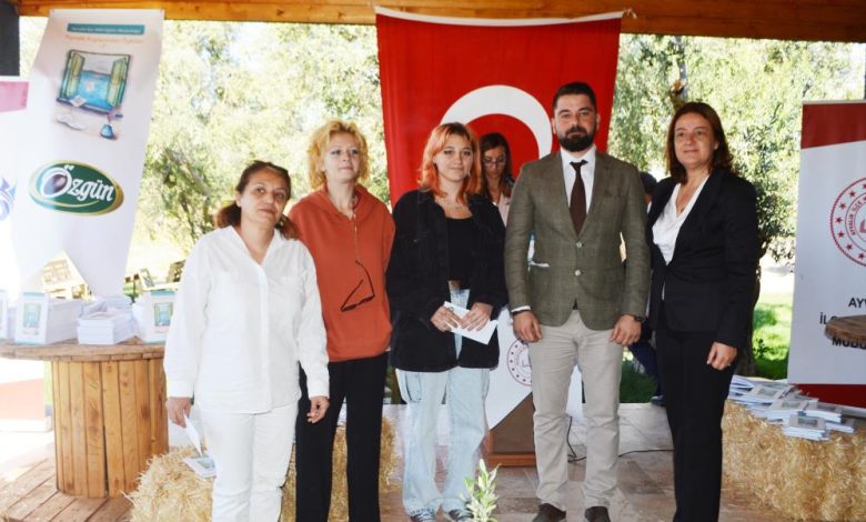 Öğrencilerden “Ayvalık Kıyılarından Öyküler” kitabı 1 AW729172 06 |