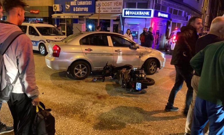 Motosiklet aniden önüne kıran otomobile çarptı: 2 yaralı 1 AW739752 01 |