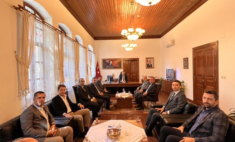 Edremit Ticaret Odası yönetiminden kaymakama ziyaret 1 AW743569 02 |