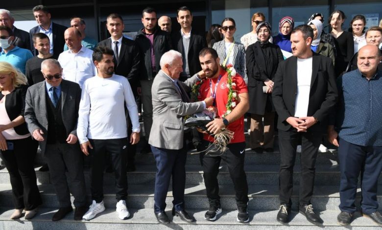 Dünya 3.'sü milli güreşçi Feyzullah Aktürk davul-zurna ile karşılandı 1 AW744811 02 |
