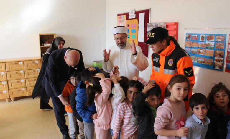 81 ilde eş zamanlı "Deprem Anı, Çök Kapan Tutun ve Tahliye Tatbikatı" 1 AW751010 04 |