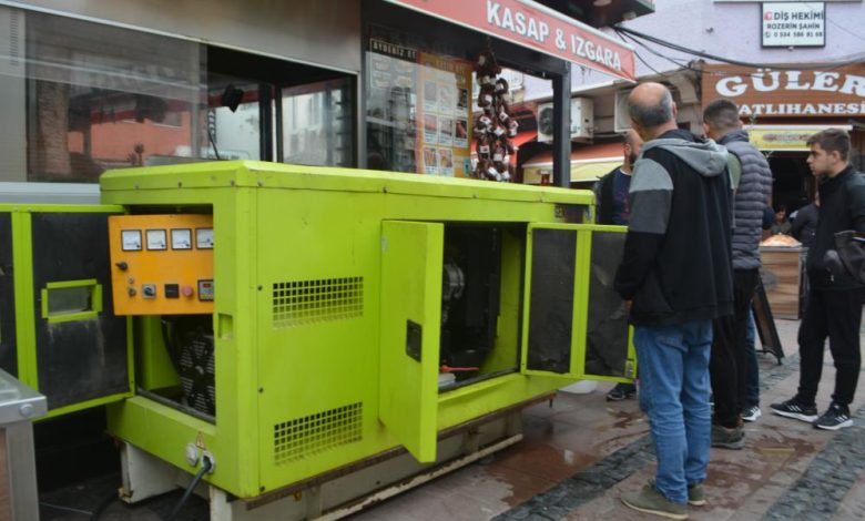 Ayvalık’ta elektrik için esnaf dayanışması 1 AW763732 03 |