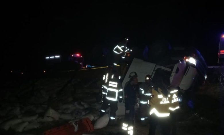 Bandırma'da seyir halindeki tır tarlaya uçtu 1 AW764548 04 |