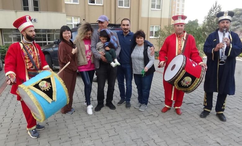 Çinli gelini ve ilk kez gördüğü torununu mehter takımı ile karşıladı 1 AW766838 01 |