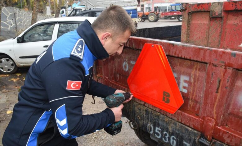 Dursunbey’de traktör sahiplerine reflektör dağıtıldı 1 AW770747 07 |