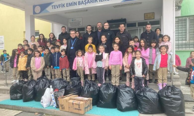 Biga'da öğrenciler, giysi yardım kampanyası düzenledi 1 AW777511 01 |