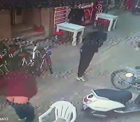 Kaçan saldırganı attığı bisiklet parçasıyla yakalatmıştı, o anlar kamera 1 AW790953 01 |