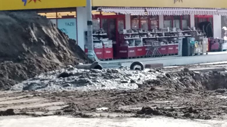 Burhaniye’ de kanalizasyon kazısı mahalleyi internetsiz bıraktı 1 AW807576 01 |