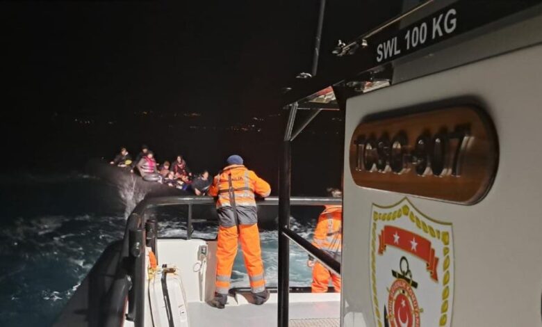 Motor arızası nedeniyle sürüklenen lastik bottaki 40 kaçak göçmen kurtarıldı 1 AW813831 01 |