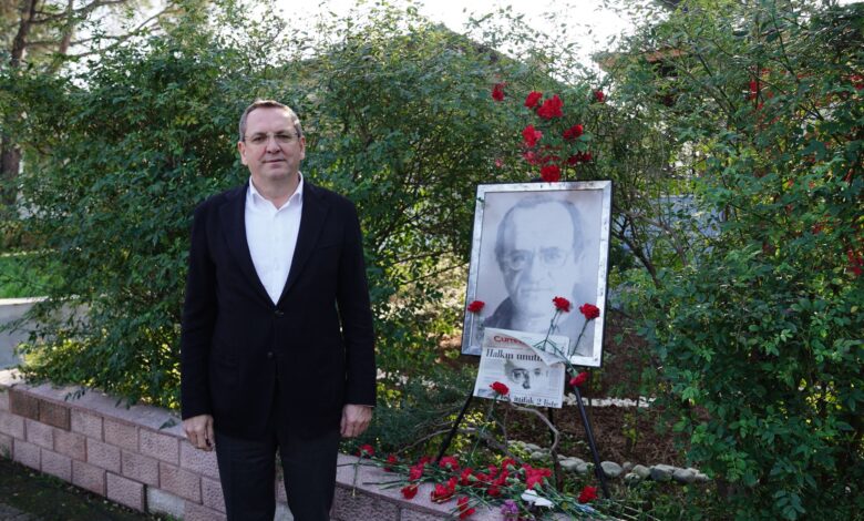 Uğur Mumcu Ayvalık’taki evinin önünde anıldı 1 UGUR MUMCU AYVALIKTAKI EVININ ONUNDE ANILDI 9 |