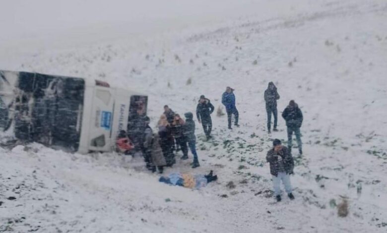 Kamil Koç'a ait 2 otobüs 5 kilometre arayla karda yan yattı 1 AW821209 01 |