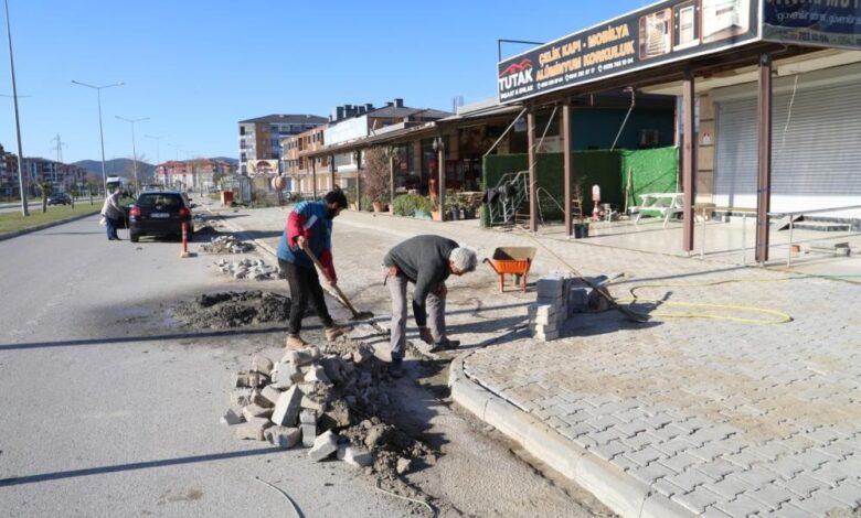 Burhaniye’de yol yenileme çalışmaları devam ediyor 1 AW821219 03 |