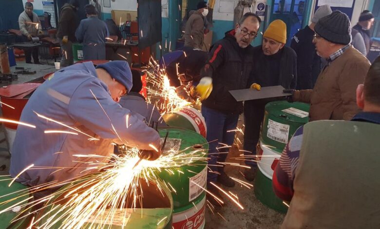 Öğretmenler depremzedeler için soba üretiyor 1 AW823179 01 |