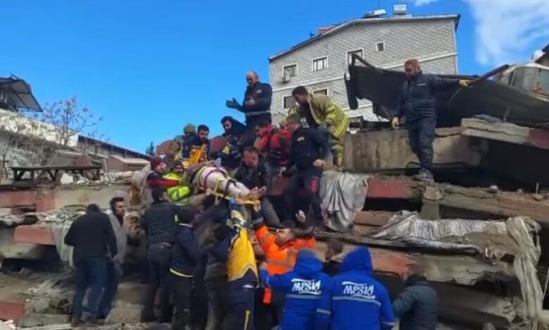 Ezine Belediyesi Arama Kurtarma ekipleri, iki vatandaşı göçük altından sağ olarak kurtardı 1 AW823516 01 |