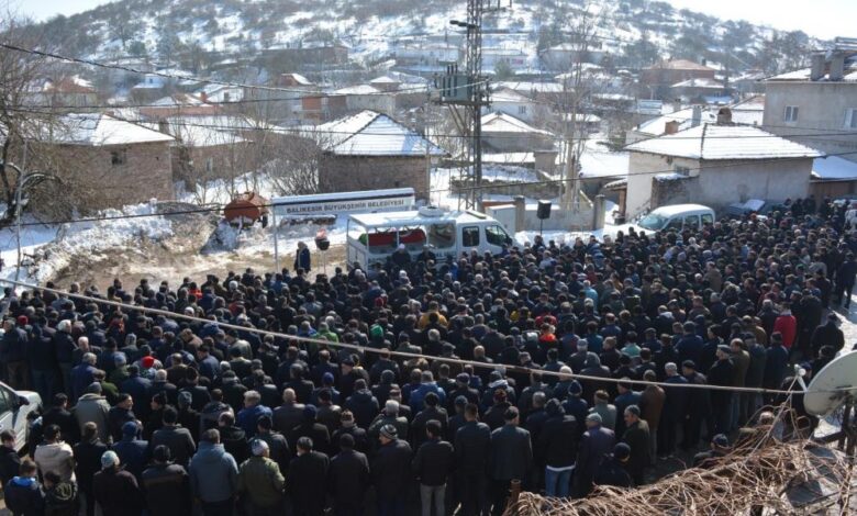 Depremde hayatını kaybeden öğretmen dualarla toprağa verildi 1 AW826733 04 |