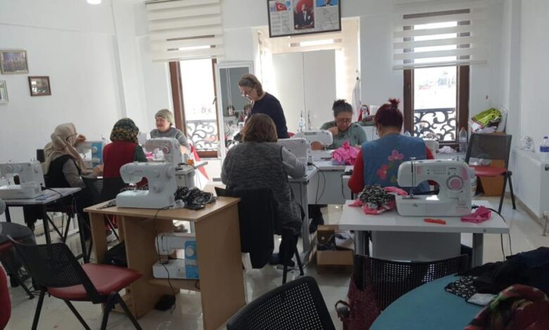 Çanakkale'de depremzedeler için uyku tulumu üretiliyor 1 AW831640 04 |