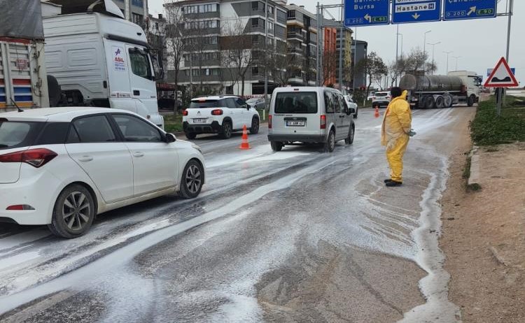 Bandırma'da yola asit döküldü 1 AW837474 02 |