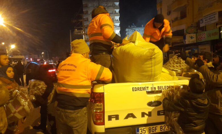Edremit Belediyesi ekipleri deprem bolgesine ulasti 2 |