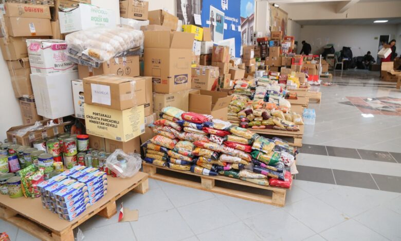 Edremite gelen depremzedelere yardim 8 |