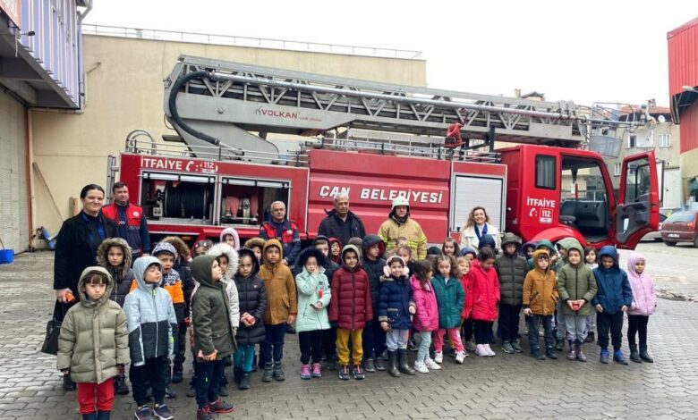 Minik öğrencilerin İtfaiye gezisi heyecanı 1 AW839917 01 |