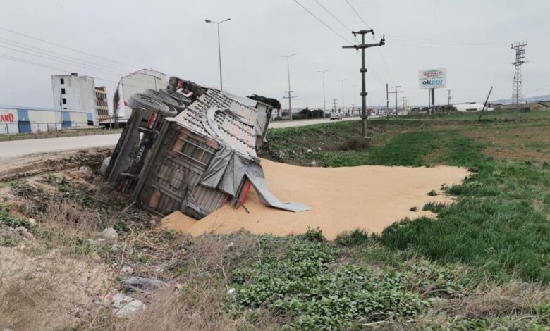 Bandırma'da buğday yüklü tır devrildi 1 AW840159 04 |