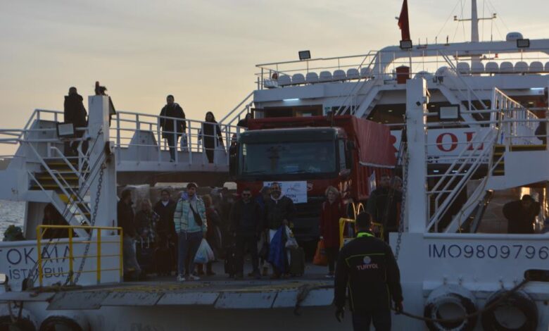 Depremzedelere Ege'nin diğer yakasından iki tırlık yardım 1 AW841342 02 |