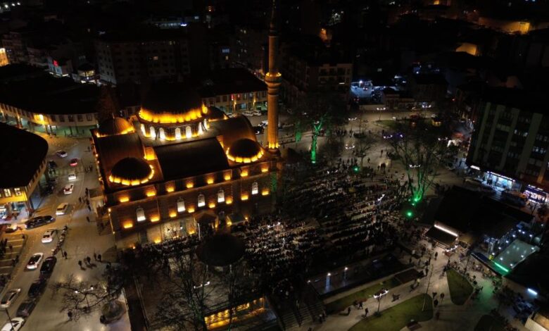 Balıkesirliler Berat Kandili'nde camileri doldurdu 1 AW842304 07 |